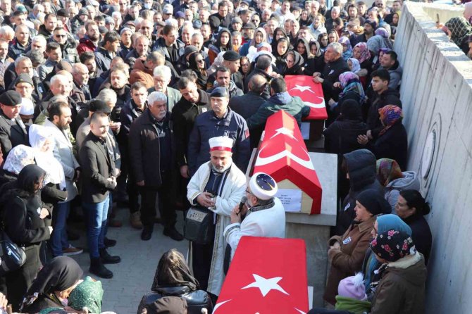Depremde Hayatını Kaybeden Astsubay Ve Ailesi Son Yolcuğuna Uğurlandı