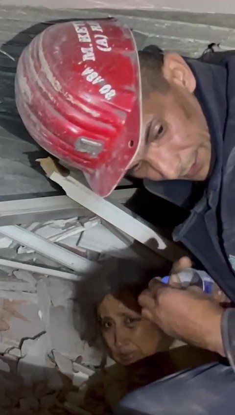 Amasyalı Madenci Elleriyle Kazdığı Enkazdaki Kadının Yüzünü Böyle Yıkadı