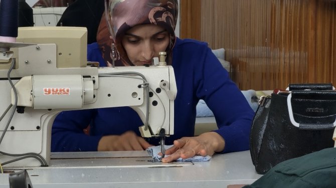 Tatvanlı Kadınlar Depremzedeler İçin Kışlık Kıyafet Dikiyor