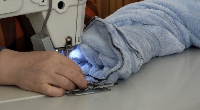 Tatvanlı Kadınlar Depremzedeler İçin Kışlık Kıyafet Dikiyor
