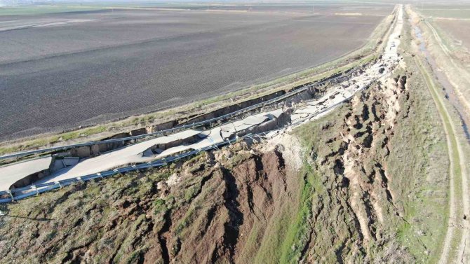 Depremin Merkezinden Korkunç Görüntü: Yol Yarıldı, Devasa Çatlaklar Oluştu