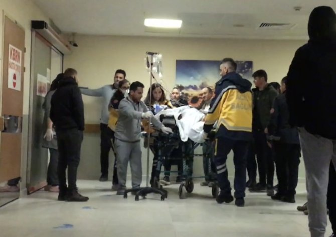Borcunu İsterken Bıçaklanarak Ağır Yaralandı