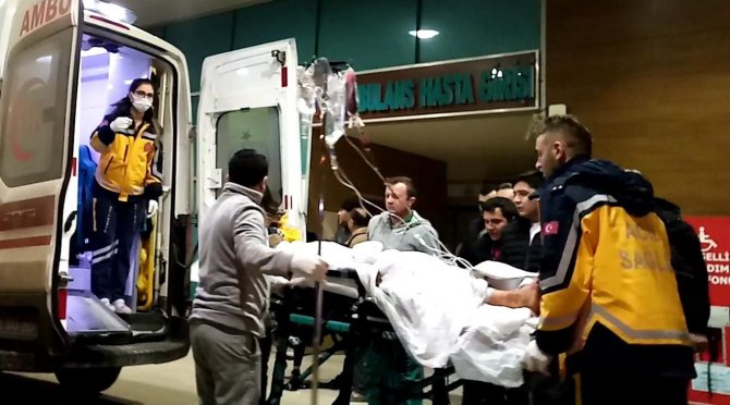Borcunu İsterken Bıçaklanarak Ağır Yaralandı