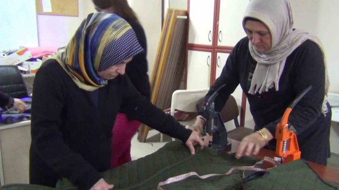 Osmancıklı Kadınlar Depremzedeler İçin Kışlık Kıyafet Üretiyor