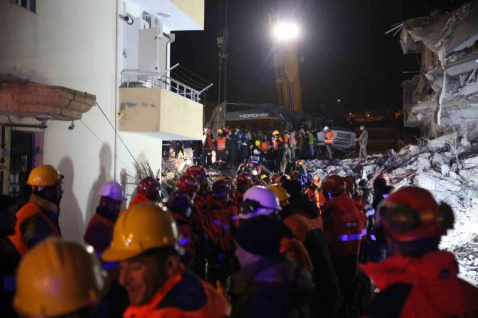 İ̇skenderun’dan 161’inci Saatte Güzel Haber: 50 Yaşındaki Kadın Kurtarıldı