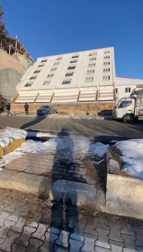 Adıyaman’da Bir Çiziği Bile Olmadan Yan Yatan Bina