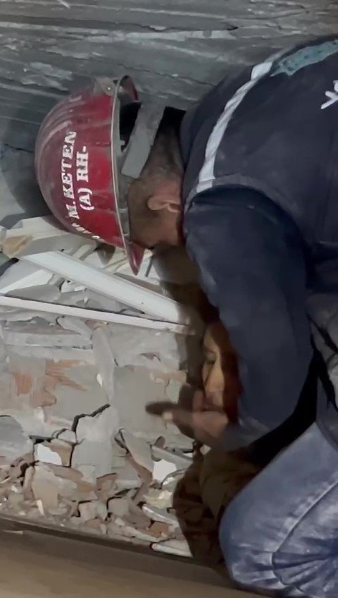 Amasyalı Madenci Elleriyle Kazdığı Enkazdaki Kadının Yüzünü Böyle Yıkadı