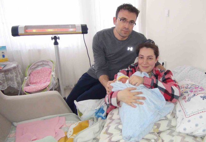 Depremzede Annenin Bebeği Mersin’de Doğdu, Adı ’Güney Umut’ Oldu