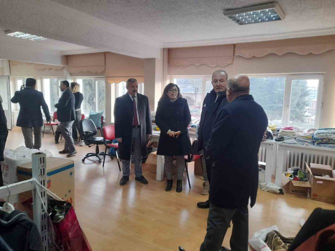 Depremzedeler İçin Kadın Kültür Merkezinde Market Kuruldu