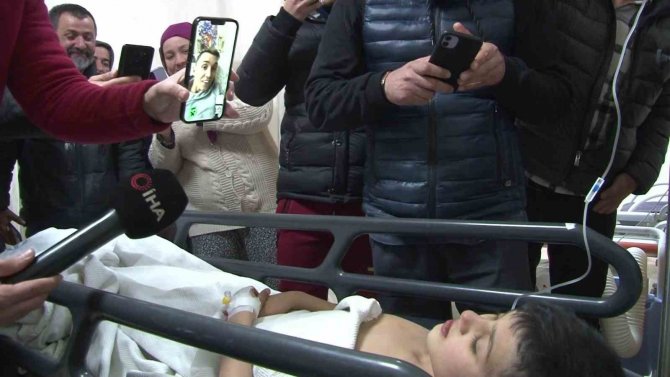 Enkazdan 156 Saat Sonra Kurtulan 9 Yaşındaki Semih’in ’Muslera’ Hayali Gerçek Oldu