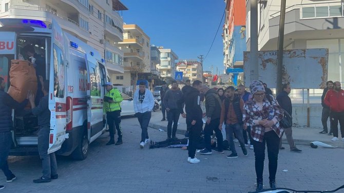 Hafif Ticari Araçla Motosikletin Çarpıştığı Kazada 2 Kişi Ağır Yaralandı