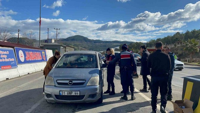 Jandarma Ekipleri Depremzedelere Yiyecek Ve İçecek İkramı Yapıyor