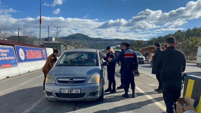 Jandarma Ekipleri Depremzedelere Yiyecek Ve İçecek İkramı Yapıyor