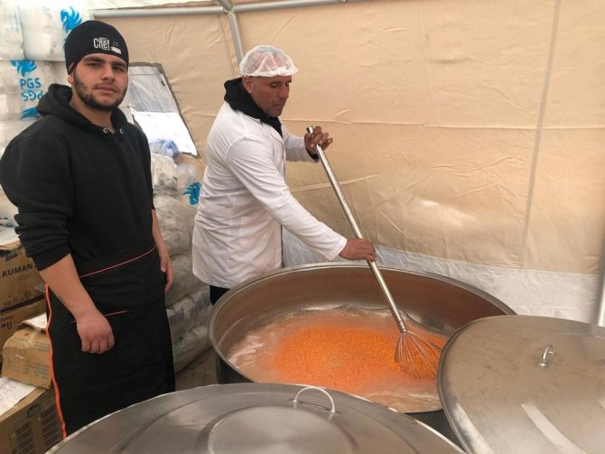 Hakkari Ekibi Deprem Bölgesinde Yemek Dağıtımına Başladı