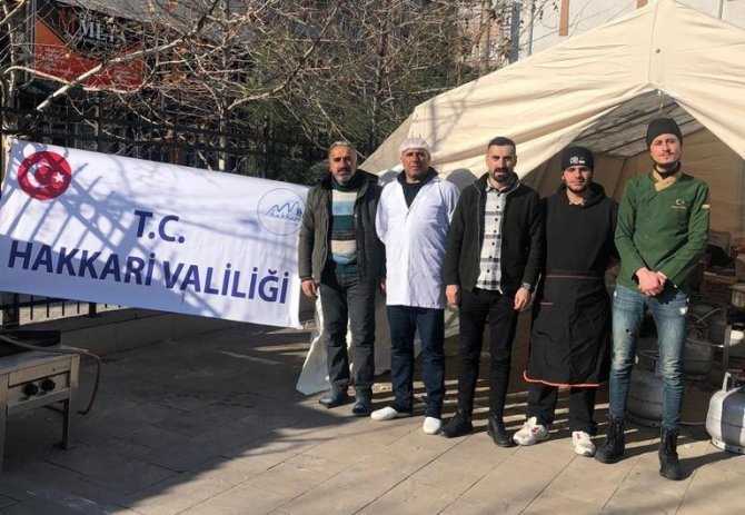 Hakkari Ekibi Deprem Bölgesinde Yemek Dağıtımına Başladı