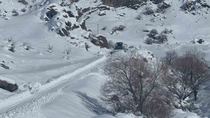 Hakkari’de 13 Yerleşim Yerinin Yolu Kapandı