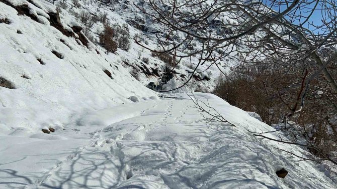 Hakkari’de 13 Yerleşim Yerinin Yolu Kapandı