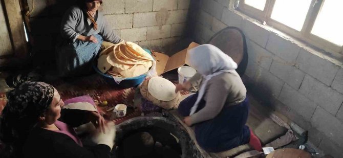 Hakkarili Kadınlar Deprem Bölgesi İçin Tandır Başından Ayrılmıyor