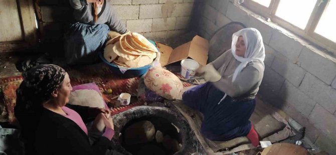 Hakkarili Kadınlar Deprem Bölgesi İçin Tandır Başından Ayrılmıyor