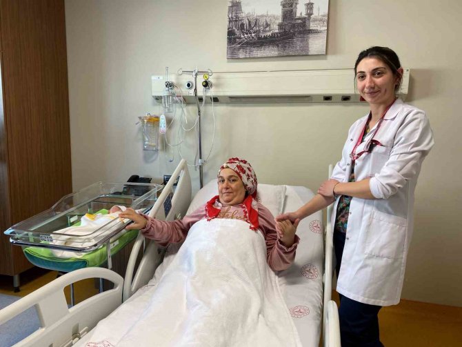 Hatay Depreminden Kaçan Hamile Kadın, "Ömür" İsmini Verdiği Bebeğini İ̇stanbul’da Kucağına Aldı