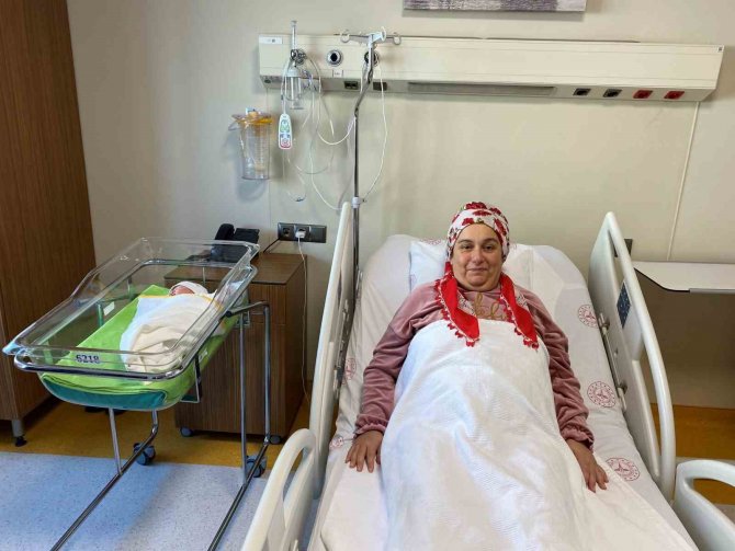 Hatay Depreminden Kaçan Hamile Kadın, "Ömür" İsmini Verdiği Bebeğini İ̇stanbul’da Kucağına Aldı