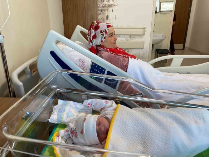 Hatay Depreminden Kaçan Hamile Kadın, "Ömür" İsmini Verdiği Bebeğini İ̇stanbul’da Kucağına Aldı