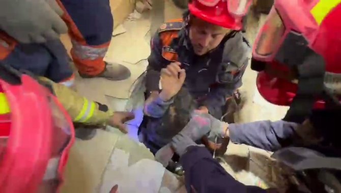 Depremin 147. Saatinde 10 Yaşındaki Çocuk Enkazdan Sağ Çıkarıldı