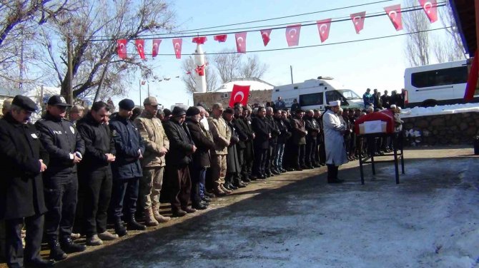 Hatay’da Depremde Hayatını Kaybeden Uzman Çavuş Kars’ta Toprağa Verildi