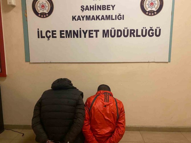 Kepenklerini Araçla Çarpıp Kırdıkları İşyerini Soydular
