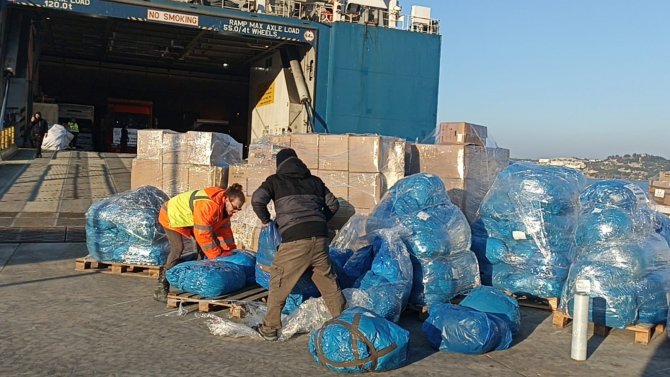 İ̇htiyaç Malzemeleri Deniz Yoluyla Gönderiliyor