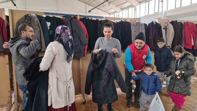 Alaplı’da Depremzedeler İçin Hayır Çarşısı Kuruldu