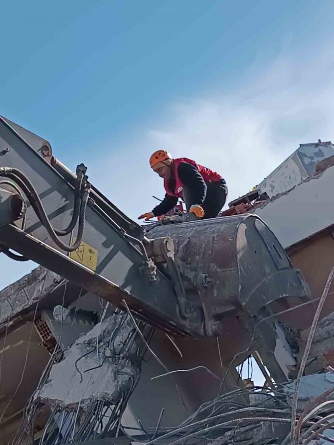 İ̇hh Özalp Gönüllüleri 8 Kişiyi Enkaz Altından Kurtardı