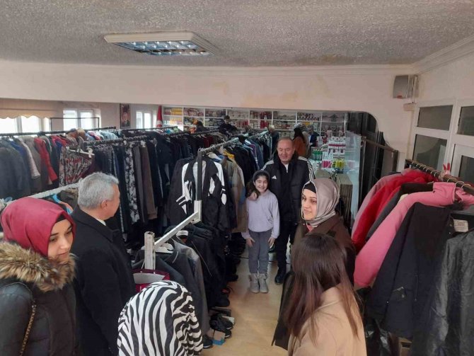 Depremzedeler İçin Kadın Kültür Merkezinde Market Kuruldu