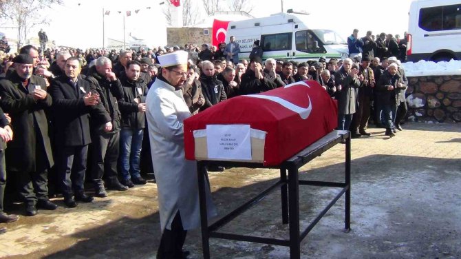 Hatay’da Depremde Hayatını Kaybeden Uzman Çavuş Kars’ta Toprağa Verildi