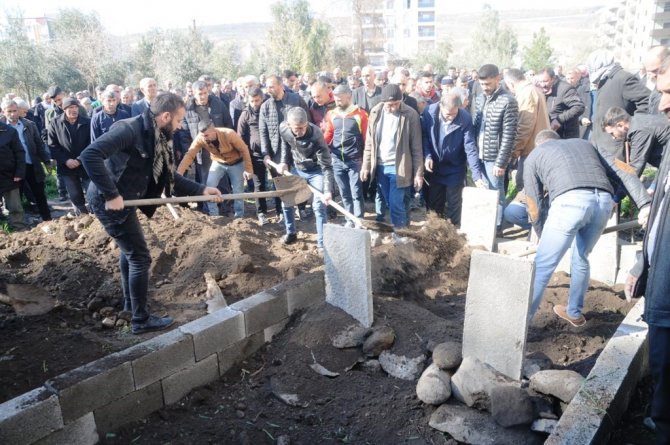 Hatay’da Enkaz Altında Kalarak Hayatını Kaybeden 4 Kişilik Aile Cizre’de Toprağa Verildi