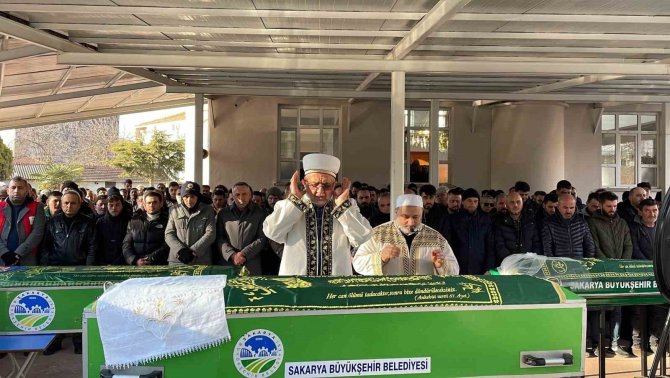 Depremde Hayatını Kaybeden Aynı Aileden 3 Kişi Sakarya’da Defnedildi