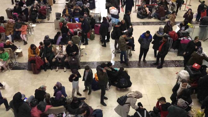 Depremzedeler Elazığ Havalimanı’na Akın Etti, Adım Atacak Yer Kalmadı