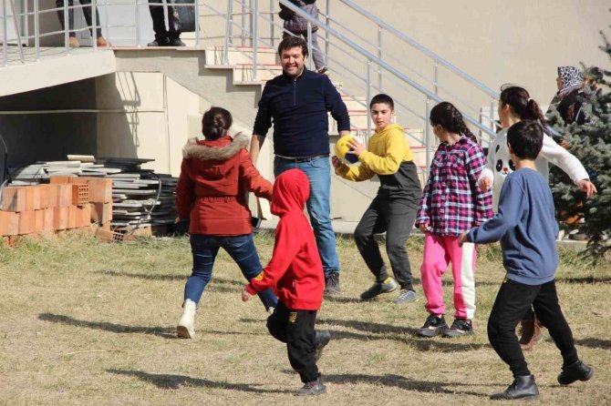 Depremzede Aileler Afyonkarahisar’daki Geçici Yuvalarına Yerleştirildi