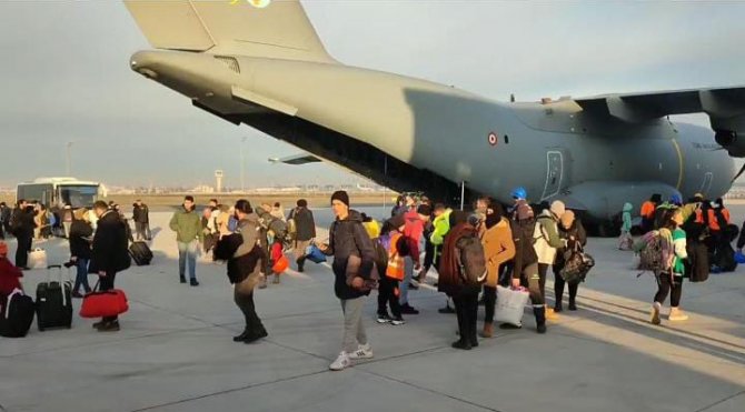 Adana’daki 255 Kişi Türk Silahlı Kuvvetleri’ne Ait Uçakla İ̇stanbul’a Getirildi
