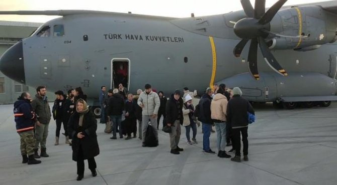 Adana’daki 255 Kişi Türk Silahlı Kuvvetleri’ne Ait Uçakla İ̇stanbul’a Getirildi