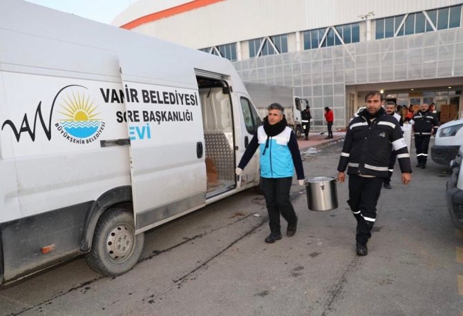 Van Valiliği Koordinasyonunda Depremzedelere Sıcak Yemek
