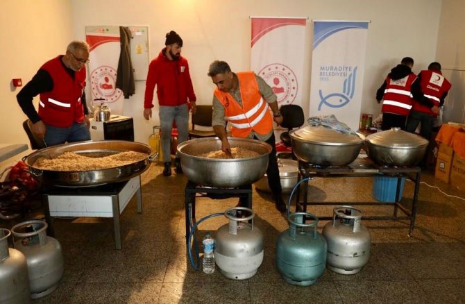Van Valiliği Koordinasyonunda Depremzedelere Sıcak Yemek
