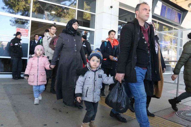 Antalya 55 Bin Depremzedeye Misafirlik Yapıyor