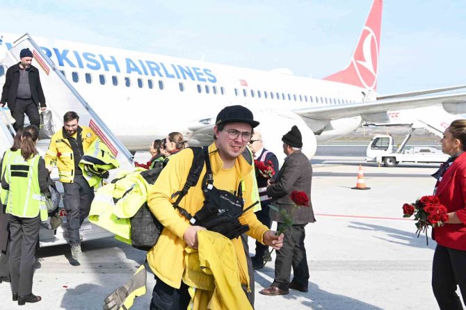 Deprem Bölgesinden Gelen Alman Kurtarma Ekipleri İ̇stanbul Havalimanı’nda Çiçeklerle Karşılandı