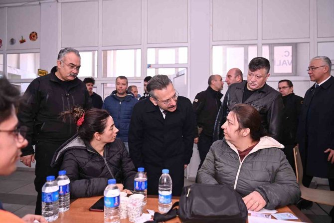 Vali Aksoy, Depremzede Aileler İle Görüştü