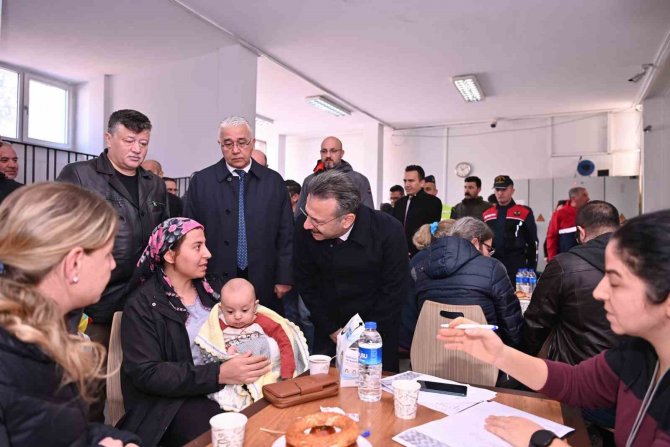 Vali Aksoy, Depremzede Aileler İle Görüştü