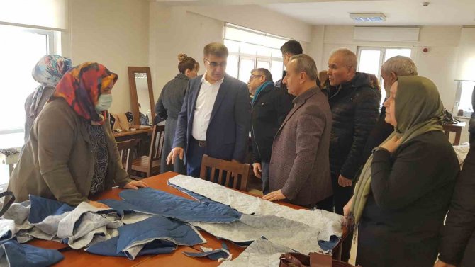 Kadınlar Depremzedeler İçin Uyku Tulumu Dikiyor