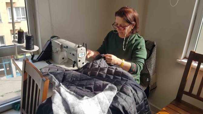 Kadınlar Depremzedeler İçin Uyku Tulumu Dikiyor