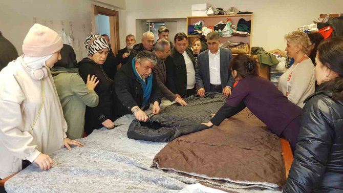 Kadınlar Depremzedeler İçin Uyku Tulumu Dikiyor