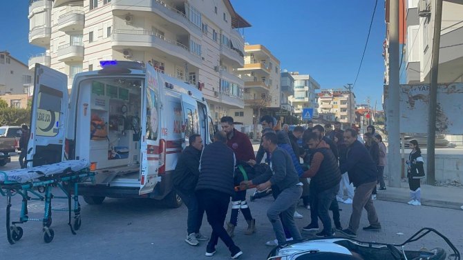 Hafif Ticari Araçla Motosikletin Çarpıştığı Kazada 2 Kişi Ağır Yaralandı